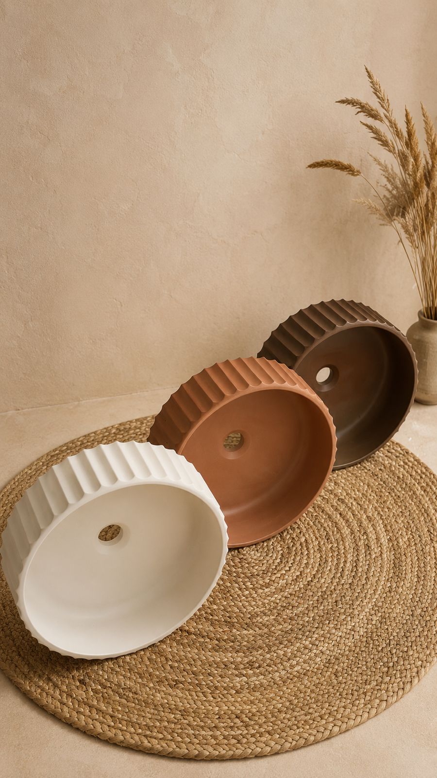 Três cubas artesanais cimentícias com frisos verticais nas cores off-white, terracota e grafite