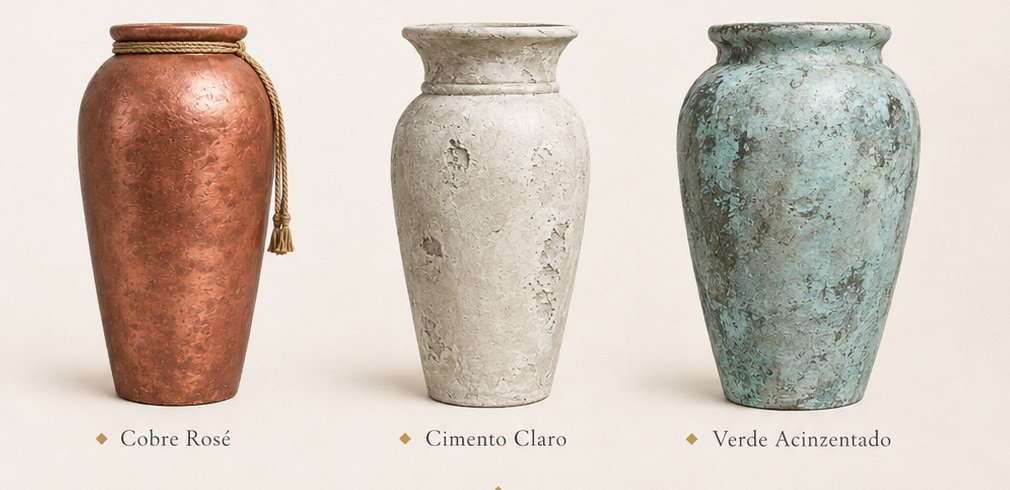 Três vasos cimentícios nos acabamentos cobre rosé, cimento claro e verde acinzentado
